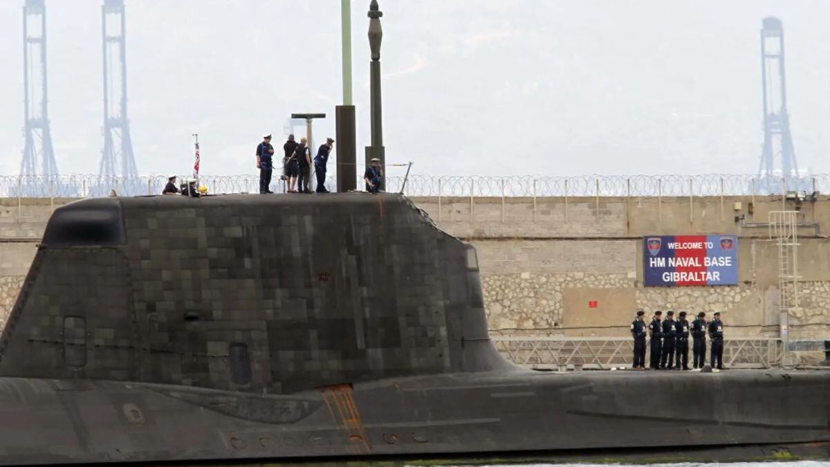 El submarino de propulsión nuclear británico "HMS Ambush", zarpa del puerto de Gibraltar hacia Reino Unido. (Foto: larazon)