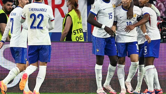 El delantero de Francia #10 Kylian Mbappe celebra con el defensa de Francia #05 Jules Kounde (der.) y el delantero de Francia #15 Marcus Thuram (izq.) el primer y único gol del equipo durante el partido de fútbol del Grupo D de la UEFA Euro 2024 entre Austria y Francia en el ESPRIT arena en Dusseldorf el 17 de junio de 2024. | Crédito: Ozan Kose / AFP