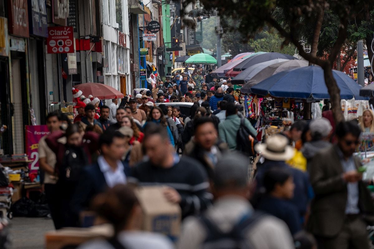 Personas caminan por zonas comerciales en el centro de Bogotá, Colombia, el miércoles 17 de diciembre de 2025. El déficit fiscal de Colombia podría ampliarse al 7.5% del PBI el próximo año sin una reforma tributaria que aumente los ingresos, afirmó el presidente Gustavo Petro en una publicación en X. Fotógrafo: Nathalia Angarita/Bloomberg