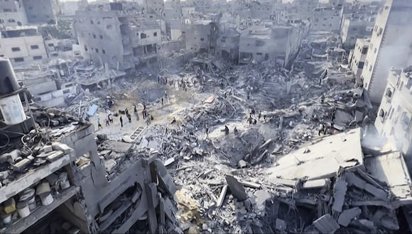 Palestinos comprobando la destrucción tras un ataque israelí contra el campo de refugiados de Jabalia en la Franja de Gaza, el 1 de noviembre de 2023. (Foto de AFP)