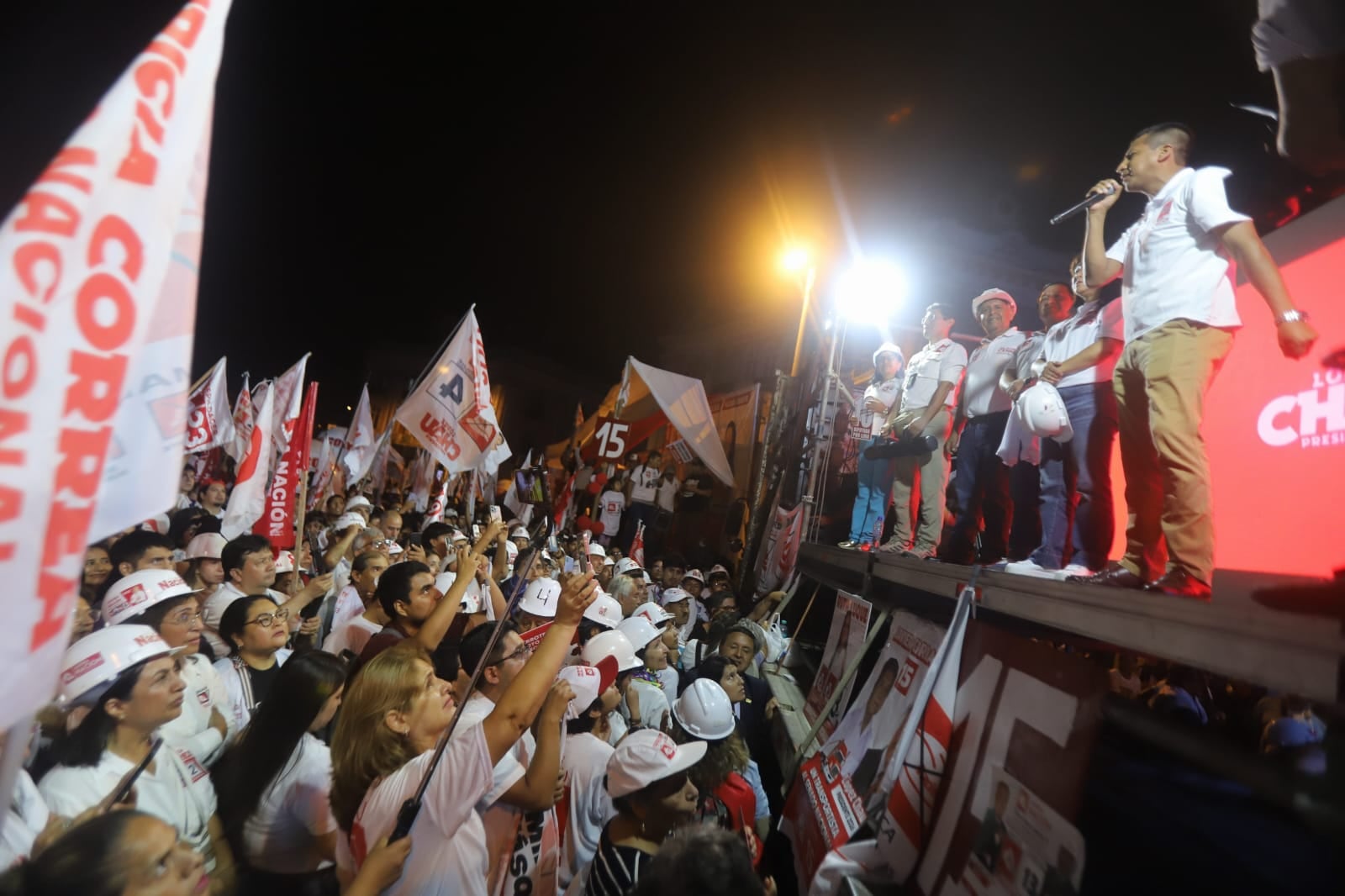 La plaza Dos de Mayo es el escenario del mitin de cierre de campaña del candidato a la presidencia por el partido político "AHORA NACIÓN", Alfonso Lopez Chau.
Fotos: Eduardo Cavero/ @photo.gec