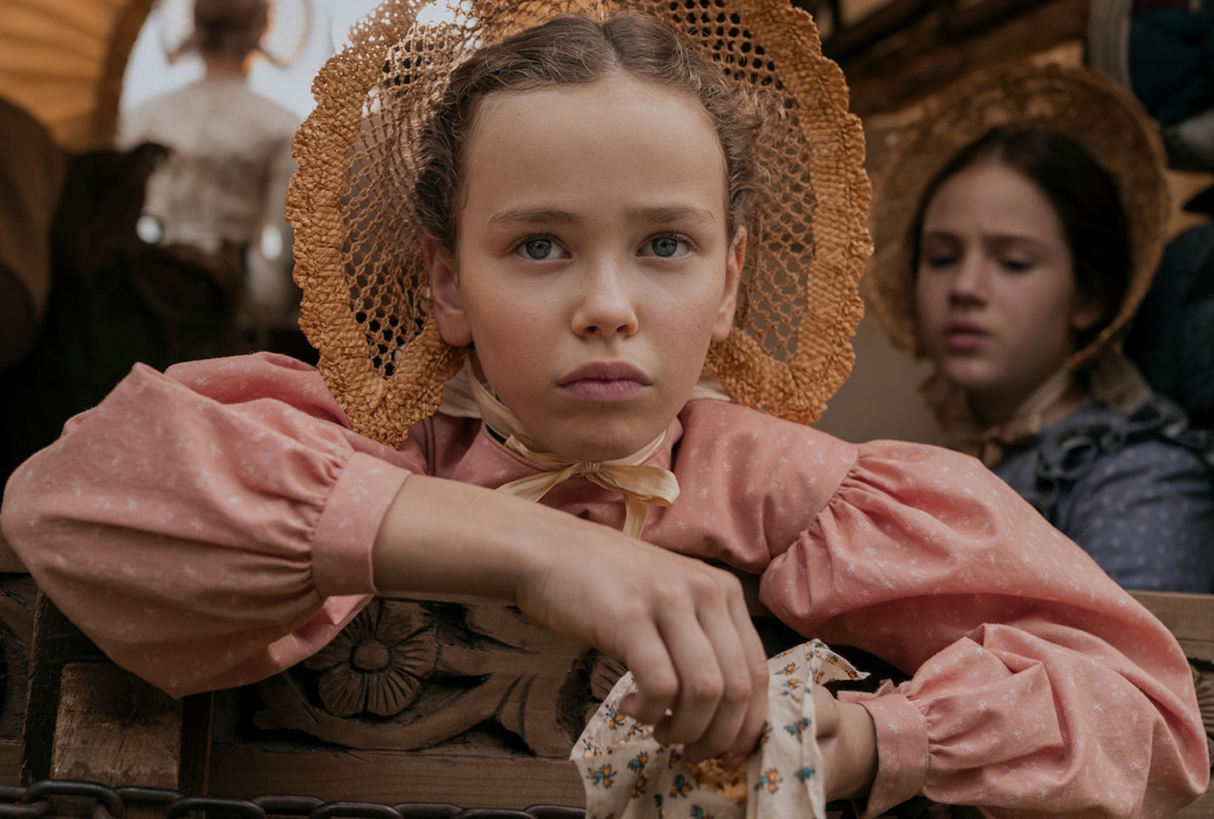 Alice Halsey es la encargada de interpretar a Laura Ingalls en la serie "Little House on the Prairie", desarrollada por Rebecca Sonnenshine (Foto: Netflix)