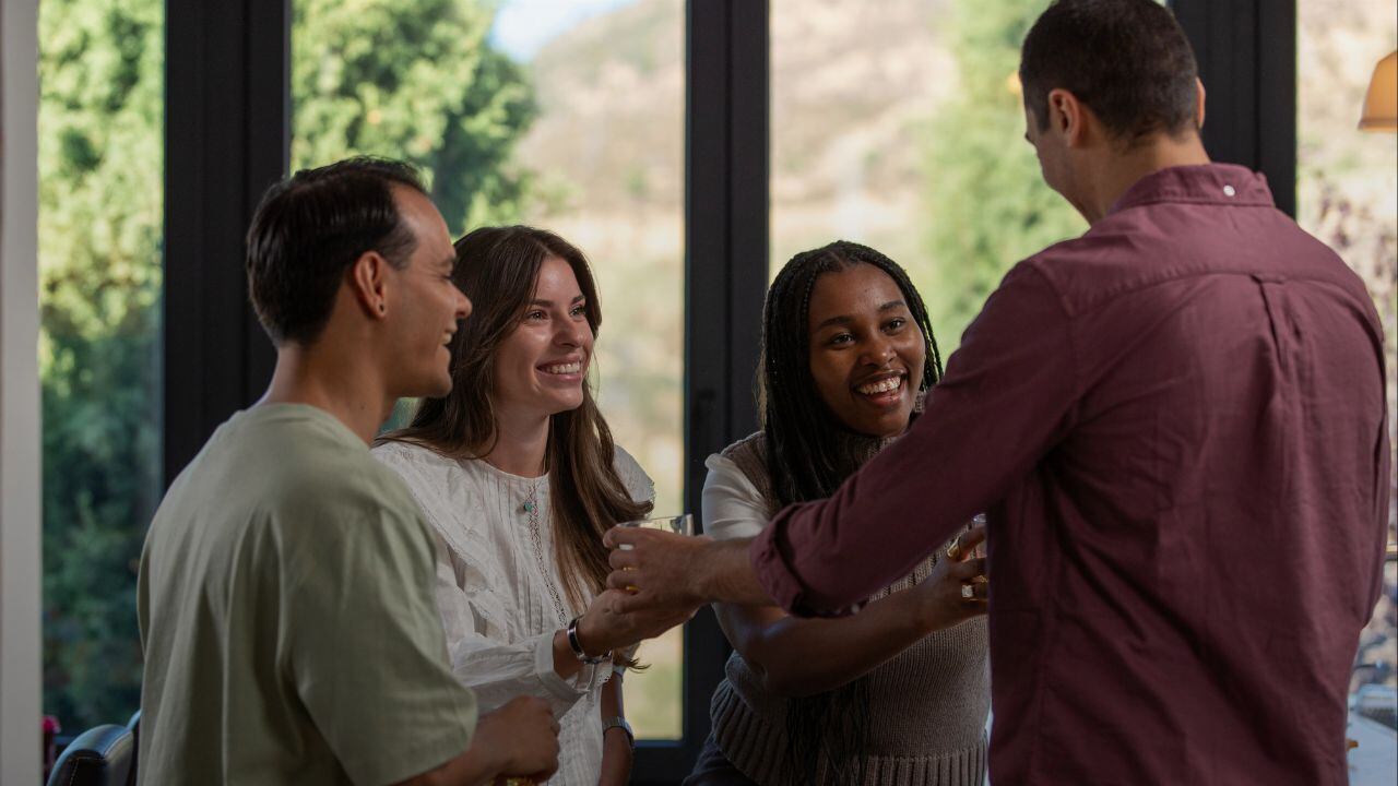 Un gesto inesperado o un saludo especial pueden fortalecer la confianza y la lealtad, tanto en la vida personal como en el mundo de los negocios. (Foto: Canva)