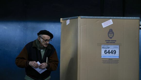 Un votante sufraga en las elecciones PASO 2023 en Buenos Aires, Argentina. (AP / Natacha Pisarenko).