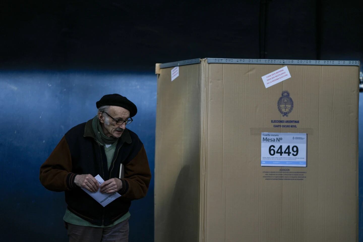 Un votante sufraga en las elecciones PASO 2023 en Buenos Aires, Argentina. (AP / Natacha Pisarenko).