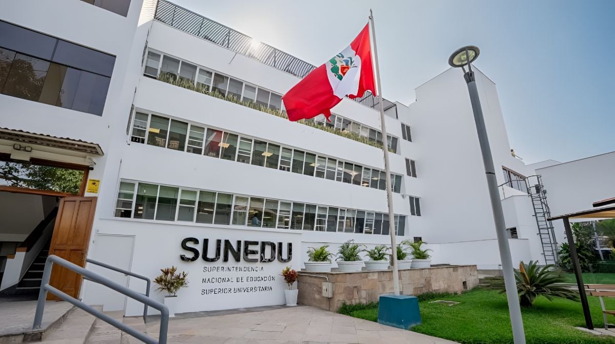 Sunedu sancionó a la UTEA con una multa de S/38,077.34 por incumplir medidas vinculadas a casos de hostigamiento sexual. Además, el Consejo Directivo aprobó la licencia institucional de la Universidad Científica del Perú. Foto: Sunedu.