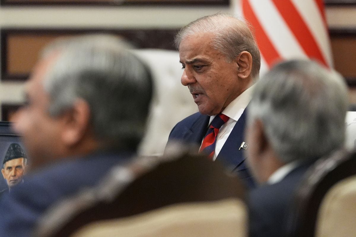 El primer ministro de Pakistán, Shehbaz Sharif, conversa con el vicepresidente de Estados Unidos, JD Vance, durante su reunión en el marco de las conversaciones de paz entre Estados Unidos e Irán en Islamabad, el 11 de abril de 2026. Foto: Jacquelyn Martin / POOL / AFP