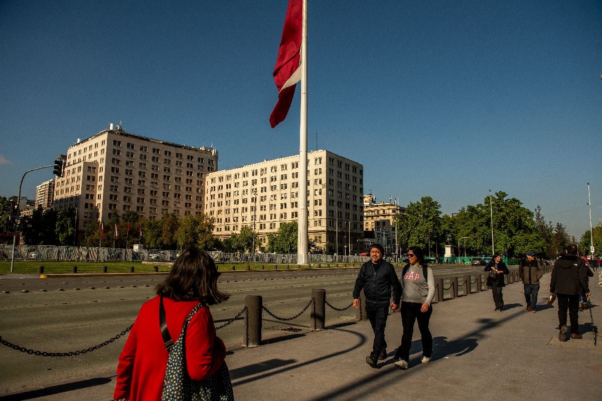 Peatones cerca del palacio de La Moneda en Santiago, Chile, el jueves 15 de octubre de 2026. Legisladores chilenos exigen explicaciones a los organismos reguladores sobre cómo se permitió a los fondos de pensiones de gestión privada realizar apuestas masivas en torno a las tasas de interés de Estados Unidos, las cuales están provocando ahora cuantiosas pérdidas. Fotógrafo: Cristobal Olivares/Bloomberg