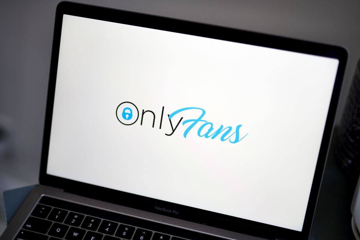 El logo de OnlyFans en una computadora portátil colocada en Nueva York, EE.UU., el jueves 17 de junio de 2021. OnlyFans es un sitio donde las celebridades y las estrellas de películas para adultos cobran a los admiradores por el acceso a videos y fotos.