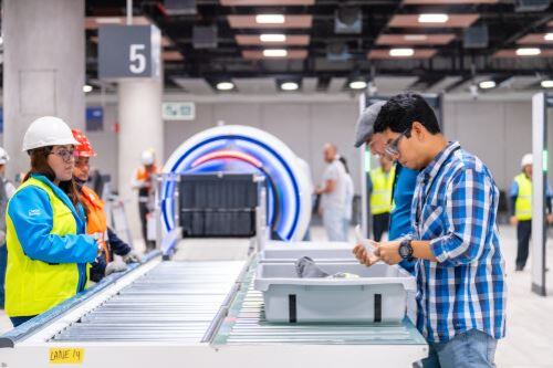 No será necesario sacar de la maleta o bolso, tus laptops, tablets o bebidas al pasar por los controles de seguridad. Foto: AIJCH