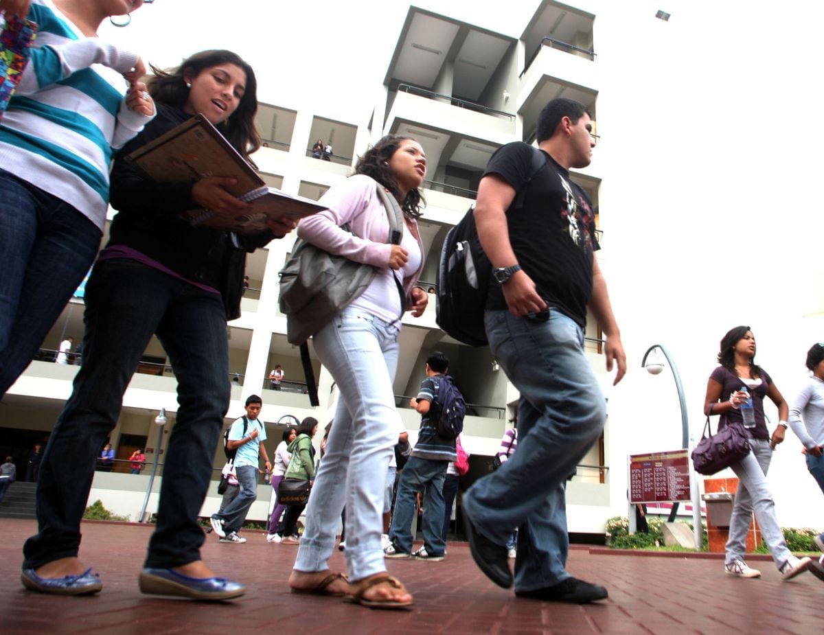 Especialistas advierten que ampliar las oportunidades educativas para jóvenes y adultos es clave para mejorar la empleabilidad, la productividad y la inclusión social en el país. Foto: Andina.