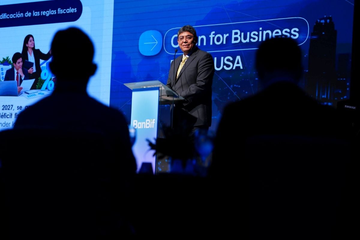 El ministro de Economía y Finanzas, Elmer Cuba, anunció que el Gobierno evalúa una nueva modalidad de Obras por Impuestos para financiar los saldos de proyectos públicos inconclusos. Foto: MEF.