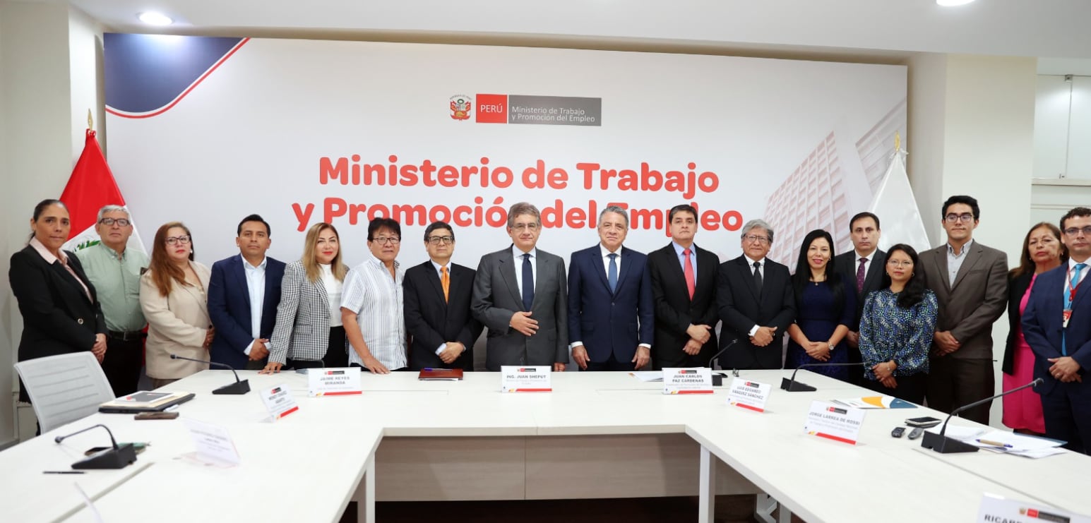Ministro Juan Sheput pone en marcha acuerdo con trabajadores y empleadores para proteger el empleo frente a El Niño. Foto: MTPE