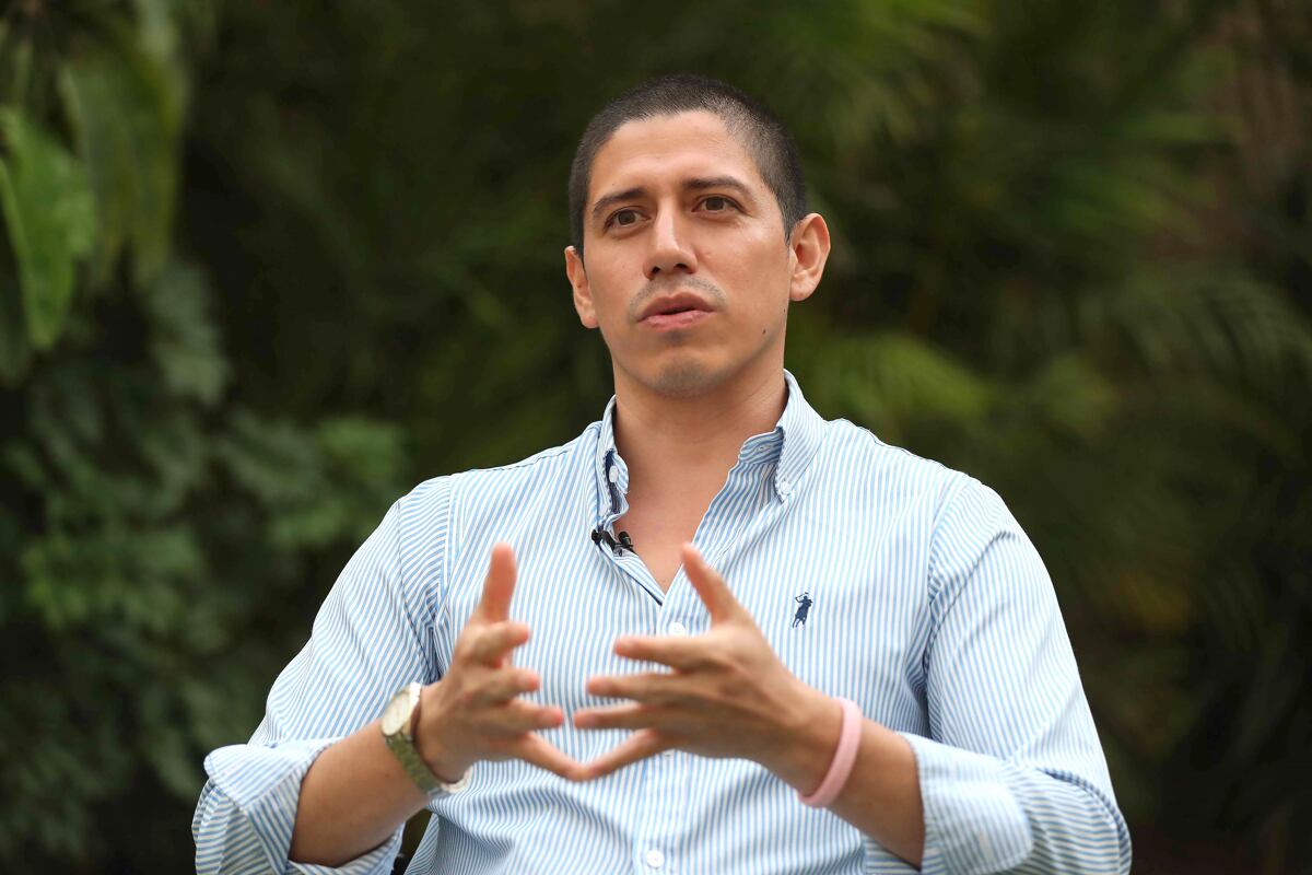 El peruano Marco Antonio Madrid, recientemente liberado, habla en una entrevista con EFE este jueves, en Lima (Perú). Madrid uno de los presos liberados tras la captura del presidente Nicolás Maduro en una operación militar de Estados Unidos, rechaza que su caso y el de los demás extranjeros sean presentados como presos políticos, al afirmar que se trató de un secuestro del chavismo para defenderse de las presiones internacionales. EFE/ Paolo Aguilar