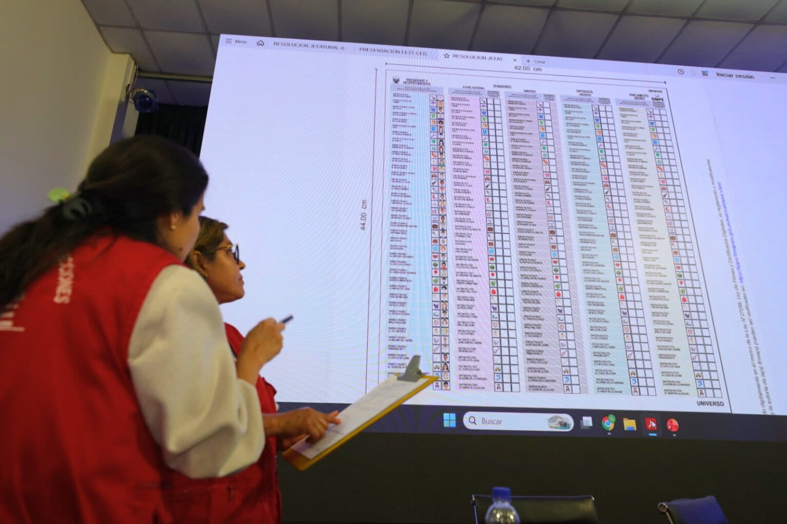 Trabajadores de una imprenta en Villa El Salvador aseguraron haber producido material electoral pese a que el contrato millonario fue adjudicado a otra empresa. Foto: Jurado Nacional de Elecciones.