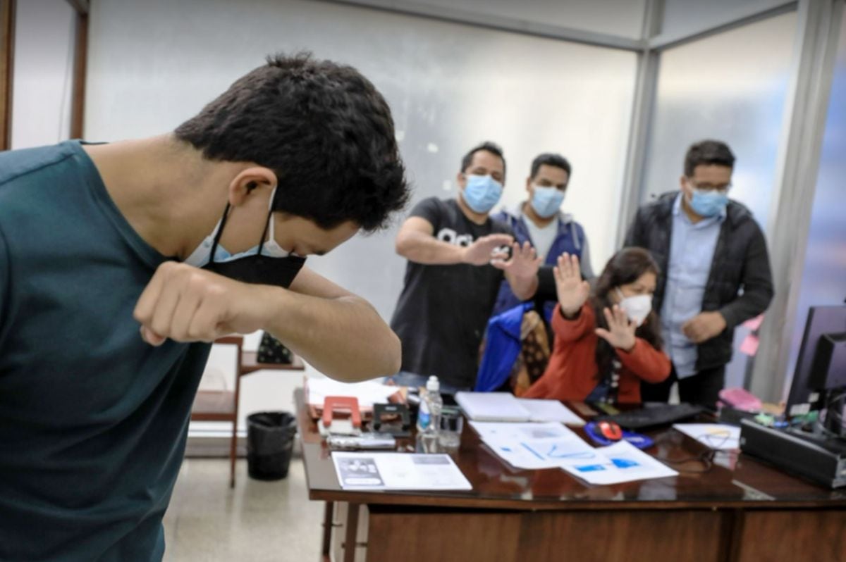 Si el médico otorga descanso médico al trabajador que dio positivo al COVID-19 se debe cumplir con el periodo determinado. | Foto: Andina