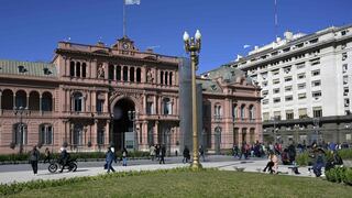 Fitch degrada nota de deuda Argentina y advierte riesgo de default