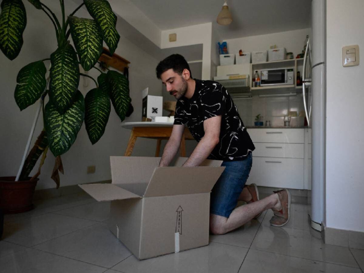 La crisis inmobiliaria, en un contexto de alta inflación y donde los alquileres pueden fijarse en dólares, hunde a los inquilinos en el desamparo. Foto: AFP.