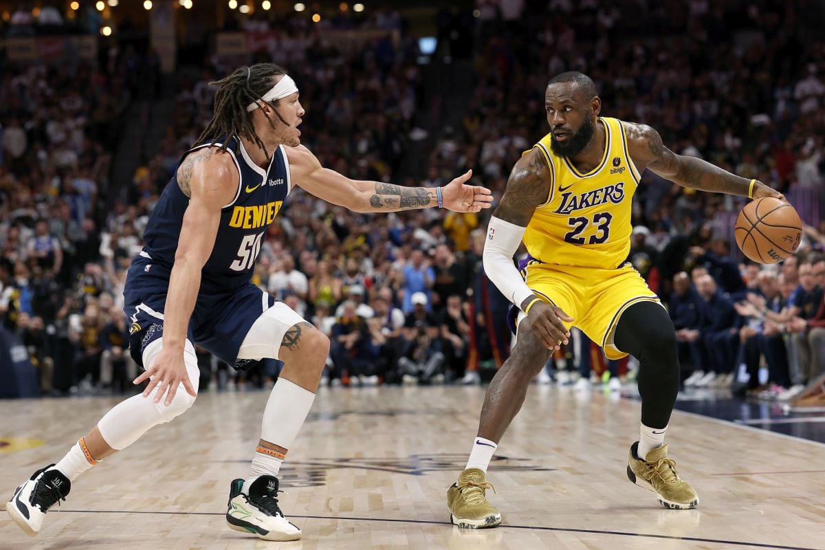 LeBron James maneja el balón en el tercer cuarto durante el quinto juego de los Playoffs de la primera ronda de la Conferencia Oeste contra los Denver Nuggets en el Ball Arena en Denver, Colorado, el 29 de abril de 2024. Fotógrafo: Matthew Stockman/Getty Images