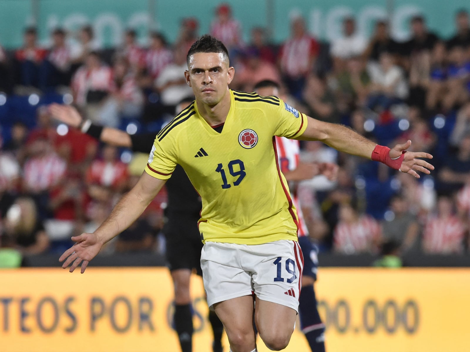 El delantero colombiano Rafael Santos Borré celebra tras anotar un penalti durante el partido de fútbol de las eliminatorias sudamericanas de la Copa Mundial de la FIFA 2026 entre Paraguay y Colombia en el estadio Defensores del Chaco en Asunción el 21 de noviembre de 2023. | Crédito: Norberto Duarte / AFP