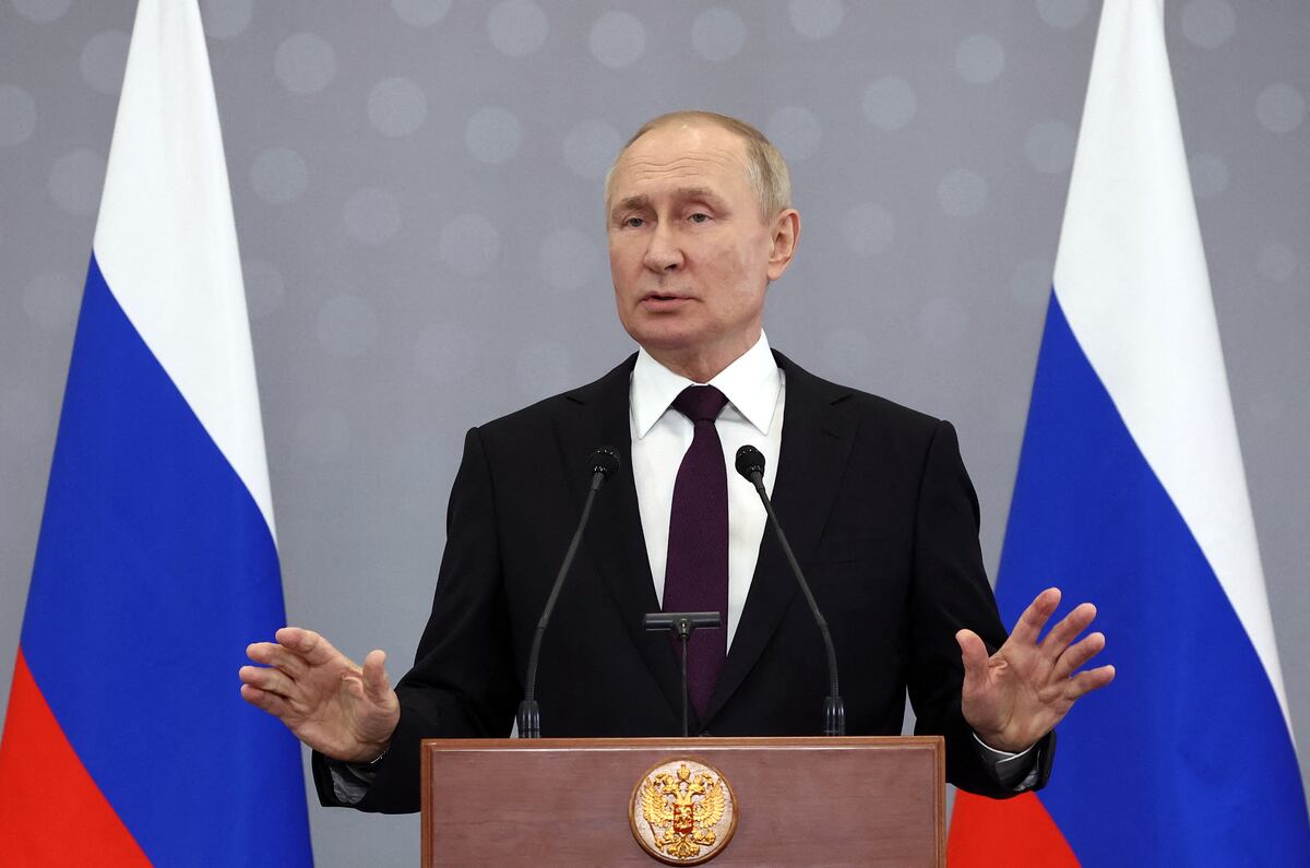 A pesar del aumento de precios, caída de la inversión y de la demanda, el presidente ruso, Vladímir Putin, ha decidido seguir por el momento con la campaña militar y aplazar las negociaciones de paz hasta lograr sus objetivos. (Foto: Valery SHARIFULIN / SPUTNIK / AFP)