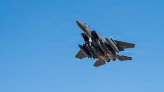 Avión militar de EE. UU. cae en Irán y activan operación para rescatar a su tripulación