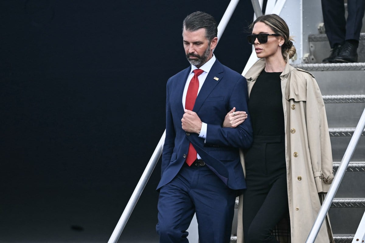 Donald Trump Jr. y su esposa Bettina descienden del Air Force One a su llegada al aeropuerto de Shannon, en el oeste de Irlanda, el 12 de septiembre de 2026. Foto: AFP