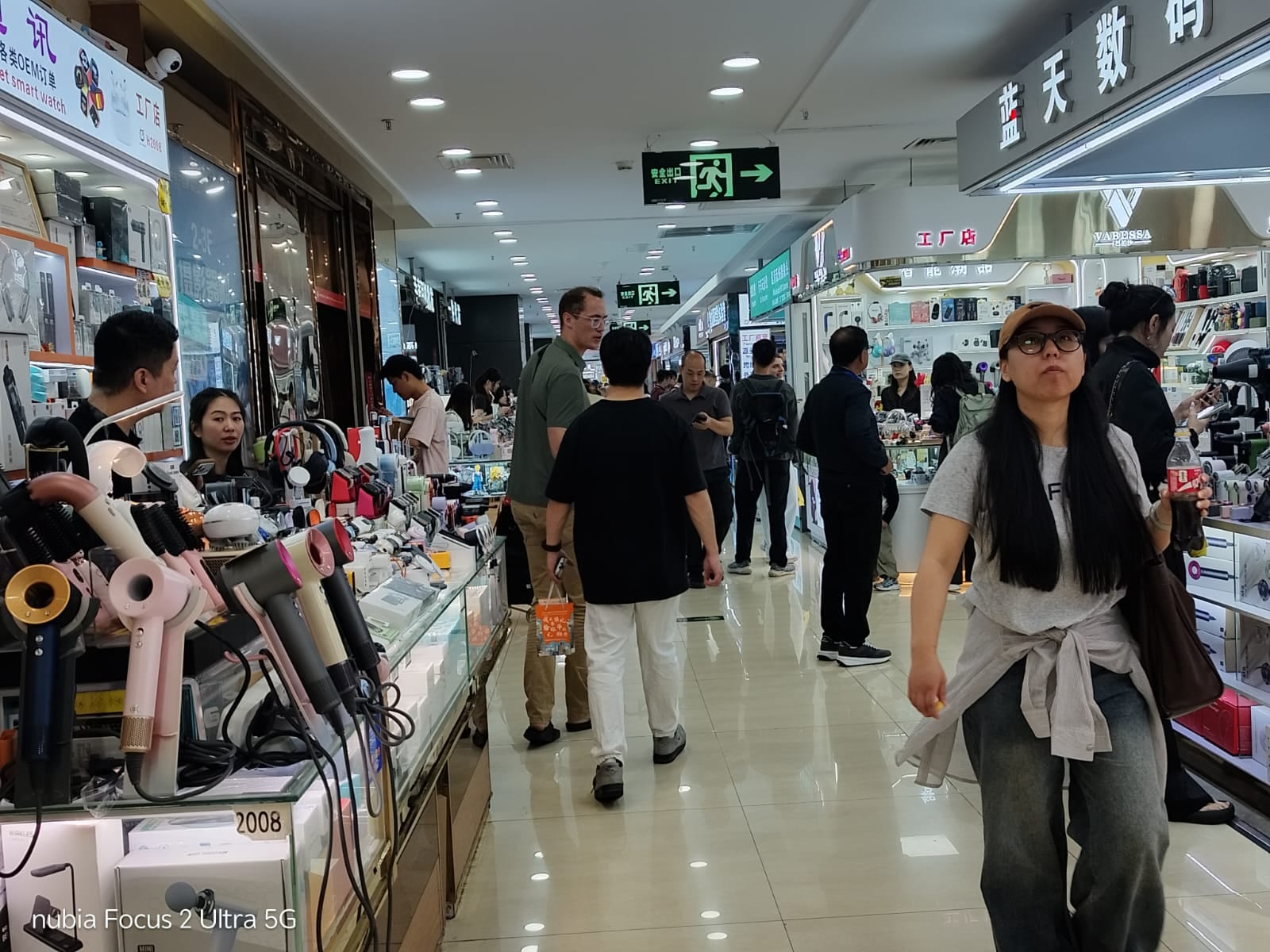 Los pasadizos de las galerías de Huaqiangbei se asemejan a Las Malvinas, de Lima, aunque el adelanto tecnológico frente a países importadores es claro. Foto: GEC.