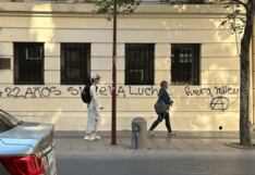 Vandalizan embajada argentina en Chile con mensajes contra el presidente: “Fuera Milei”