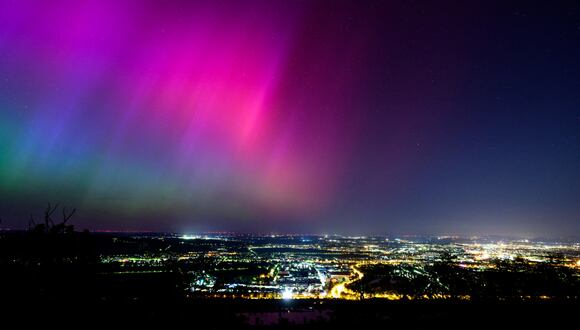 Una aurora boreal en Austria causada por la tormenta geomagnética que se ha producido el 11 de mayo (Foto: AFP)