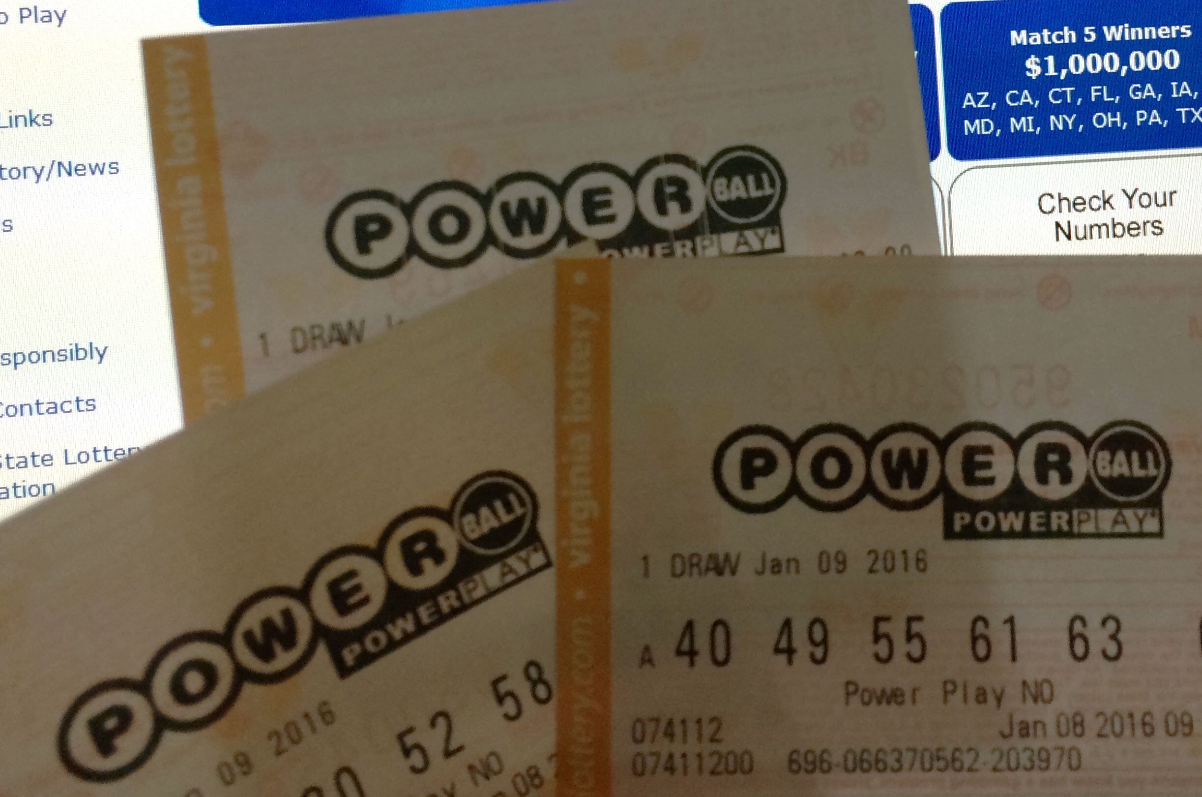 Por lo general, los participantes del Powerball pueden reclamar un premio de hasta $600 en cualquier lotería autorizada de la jurisdicción donde compraron el boleto. (Foto: KAREN BLEIER / AFP)