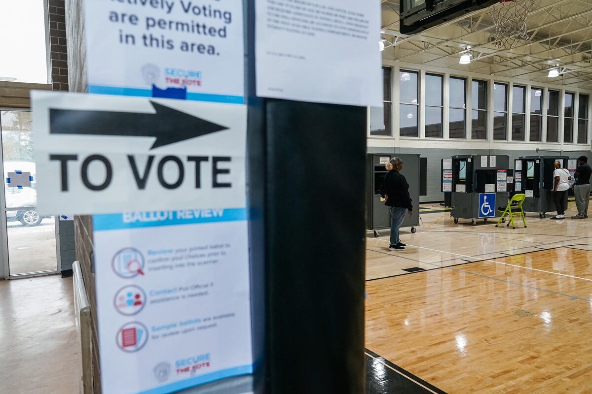 La gente vota en un lugar de votación el día de las elecciones en Atlanta, Georgia, el 5 de noviembre de 2024. (Foto de Elijah Nouvelage / AFP)