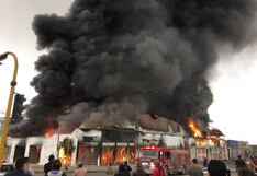 Incendio consume fábrica de colchones en Villa El Salvador
