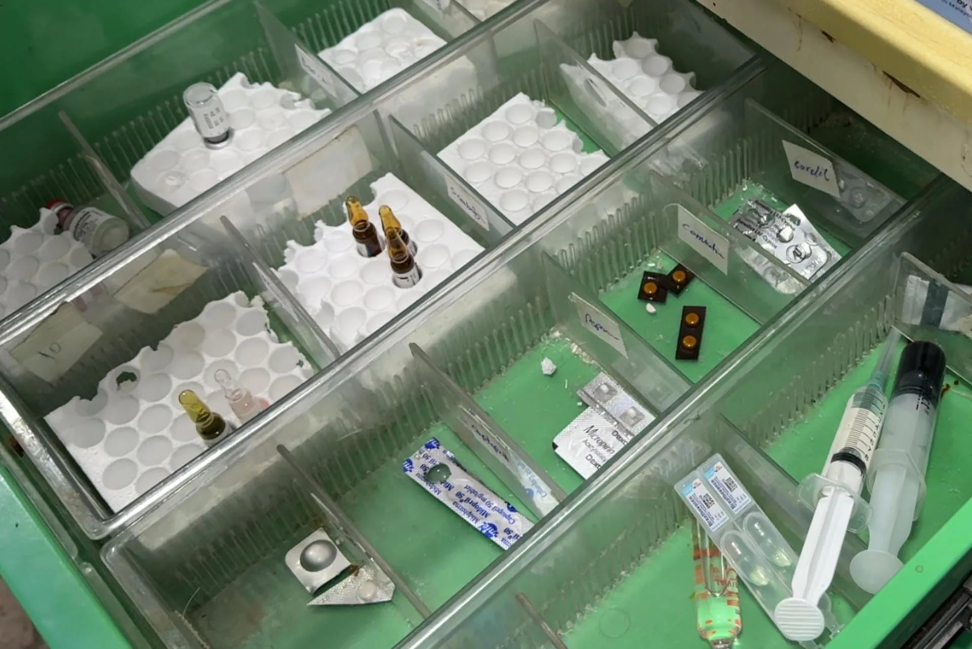 El debilitado sistema sanitario gazatí lucha por atender a los pacientes que cada día inundan los pocos centros médicos que todavía quedan en pie en la Franja. EFE/ Ahmad Awad