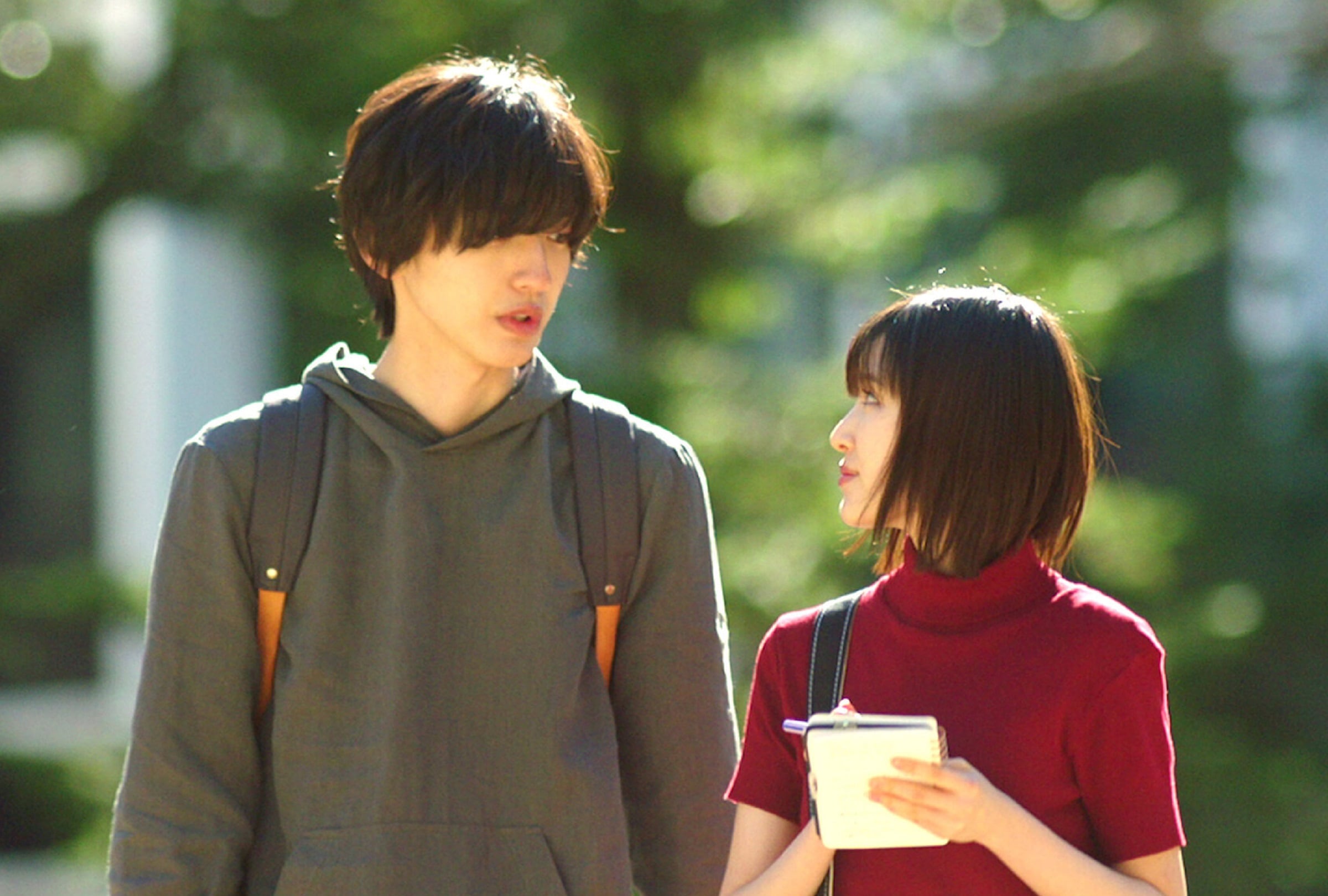 Toru Kamiya (Shunsuke Michieda) responde a las preguntas de Maori Hino (Riko Fukumoto) en la película japonesa "Even If This Love Disappears From the World Tonight" (Foto: Toho Studios)