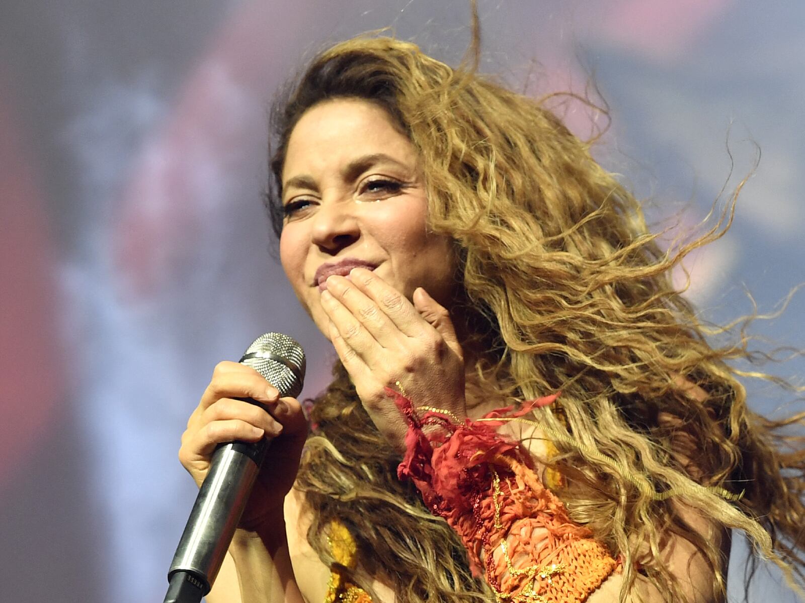 La cantante Shakira durante una presentación en Coachella 2024 junto al productor argentino Bizarrap (Foto: AFP)