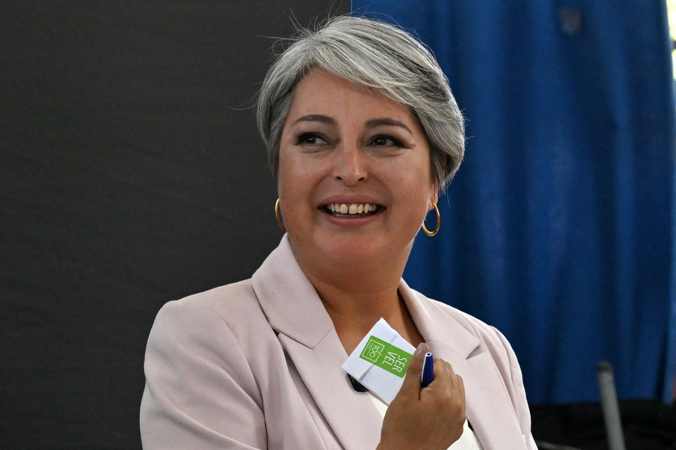 La candidata presidencial Jeannette Jara, de la coalición Unidad por Chile, muestra su papeleta antes de emitir su voto durante las elecciones generales en Santiago el 16 de noviembre de 2025.(Foto de RODRIGO ARANGUA / AFP).