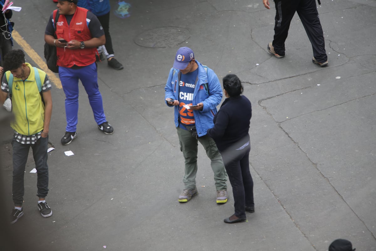 Venta de chips en la calle | La falta de vigilancia y control en este negocio ha creado un entorno propicio para la delincuencia.