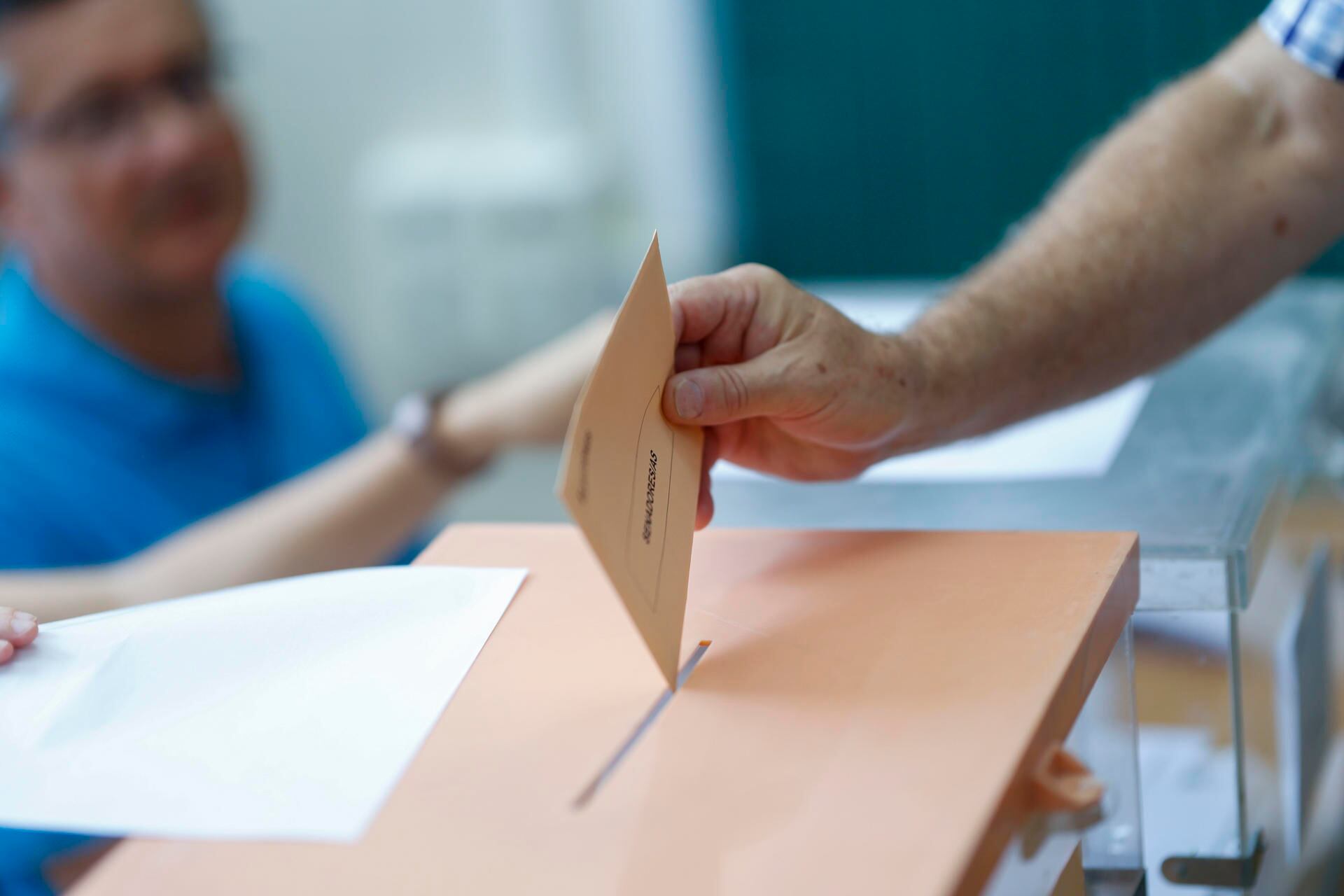 Un hombre ejerce su derecho al voto en el colegio Cristo Rey en Madrid, España, este domingo 23 de julio del 2023. (EFE/ Rodrigo Jiménez).