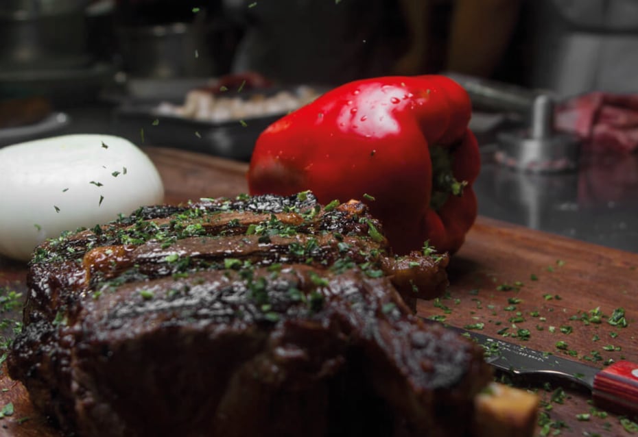 En El Hornero, la propuesta es 70% carne americana y 30% argentina, y las preferencias se distribuyen 50-50 entre cortes y parrillas.