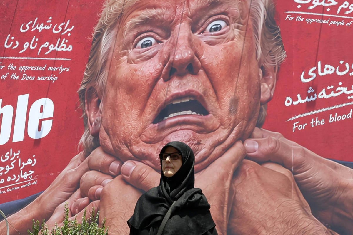 Una mujer pasa junto a una valla publicitaria antiestadounidense y anti-Trump en una calle de Teherán, Irán, el 27 de julio de 2026. Foto: FE/EPA/ABEDIN TAHERKENAREH