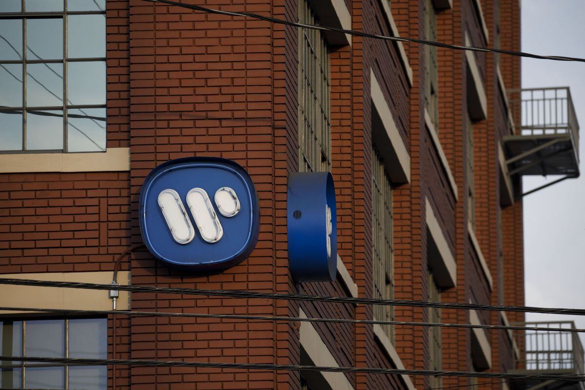 El logotipo de Warner Music Group Inc. se muestra fuera de la sede de la compañía en el barrio Arts District de los Ángeles, California, EE.UU., el miércoles 3 de junio de 2020. Fotógrafo: Patrick T. Fallon/Bloomberg