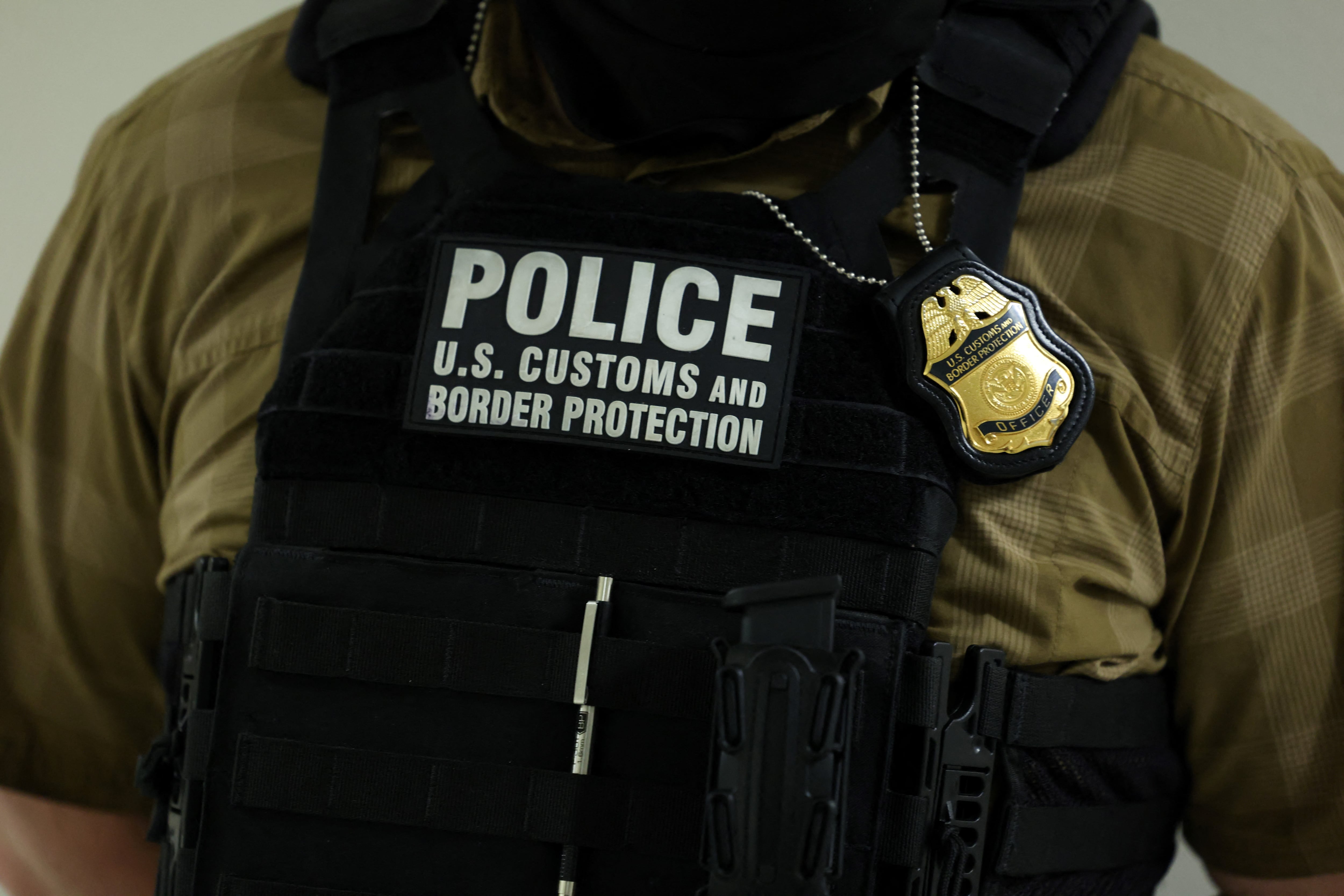 Los agentes estarán al tanto en los puntos de ingreso para hacer cumplir estas nuevas disposiciones. (Crédito: CHARLY TRIBALLEAU / AFP)