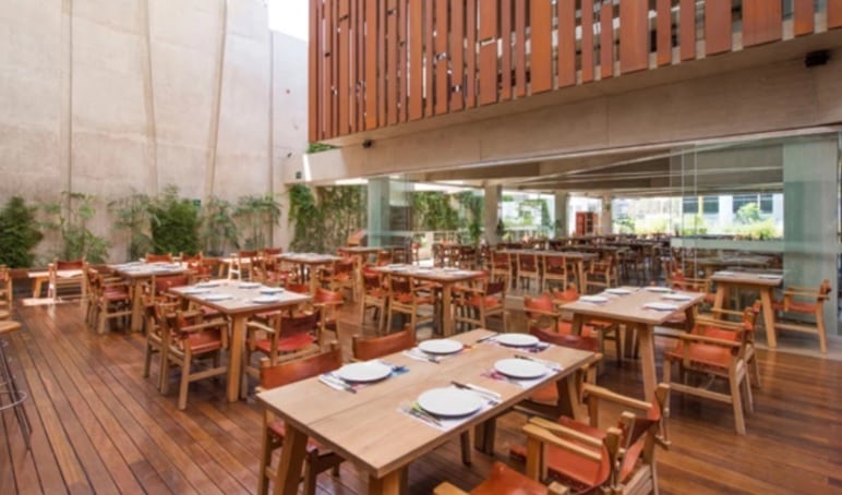 Pescados Capitales, restaurante de pescados y mariscos, apuesta por la renovación de su propuesta gastronómica tras varios años sin cambios significativos.