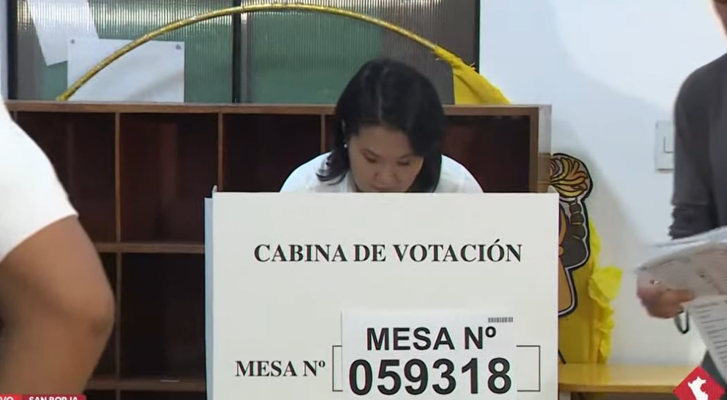 Keiko emitiendo su voto. (Foto: Captura de América)