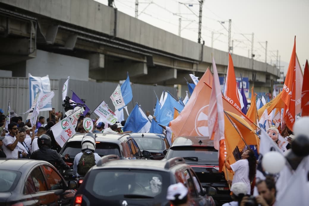 Simpatizantes de los partidos políticos y participantes del debate presidencial de hoy llegan los exteriores del local del debate. Fotos: Julio Reaño/@photo.gec