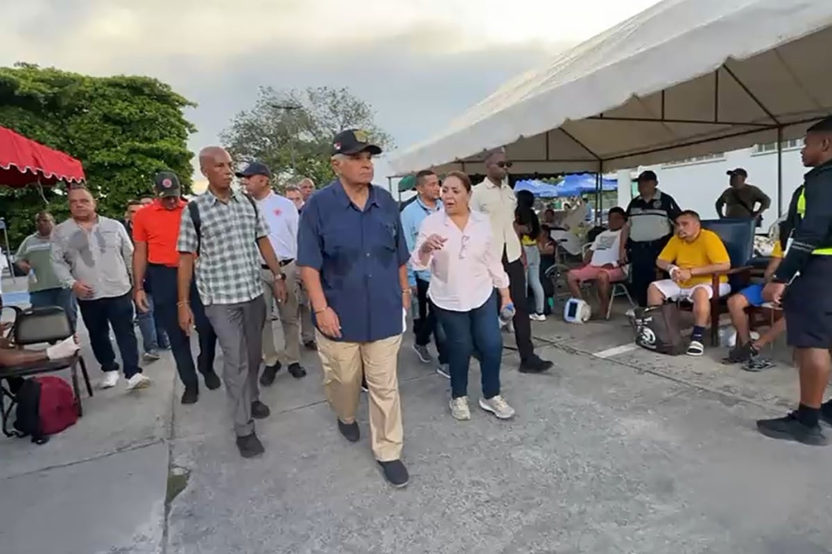 Captura de video del presidente de Panamá, José Raúl Mulino, visitando a los pacientes del hospital Aquilino Tejeira este viernes, luego de que fueran evacuados por un terremoto de magnitud 7.6 que sacudió el sureste de Panamá. EFE/ Bienvenido Velasco