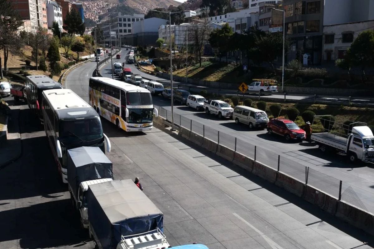 Policías y militares retiraron este fin de semana el material utilizado para bloquear las principales carreteras del país. Foto: EFE.