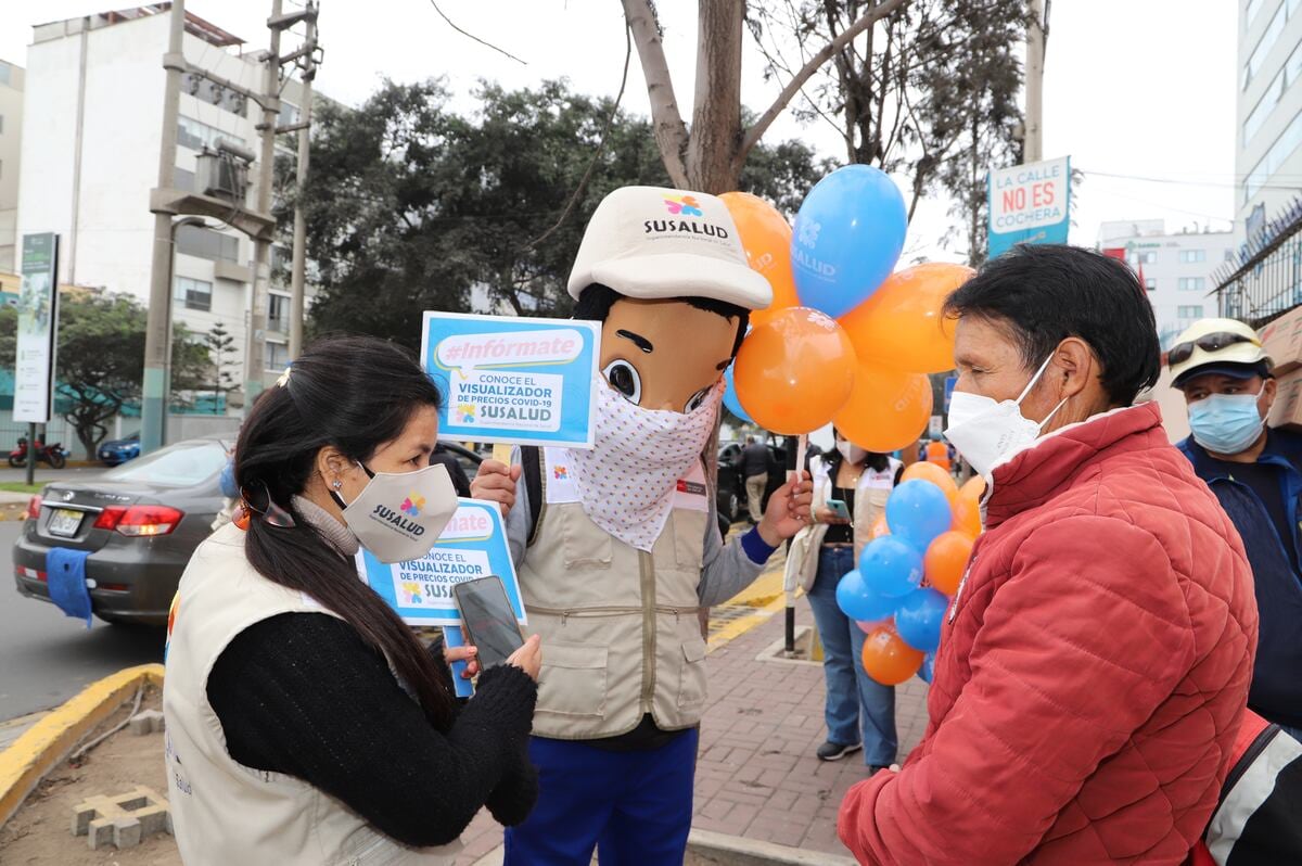 Personal de Susalud exhorta al público a visitar el Visualizador de precios COVID-19. (Foto: Susalud)