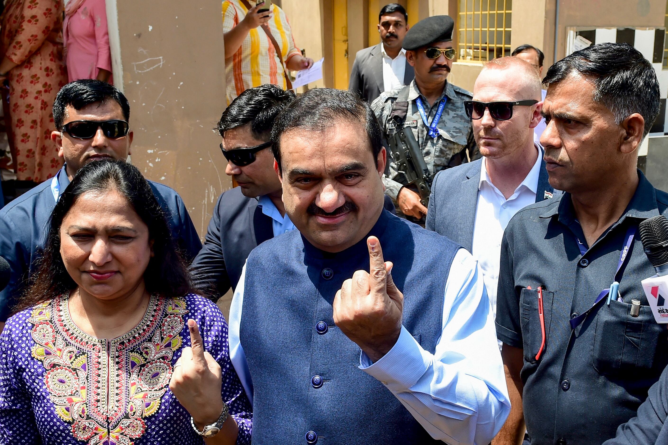 Gautam Adani, presidente del conglomerado indio Adani Group, y su esposa Priti Adani. Foto: Sam PANTHAKY/AFP